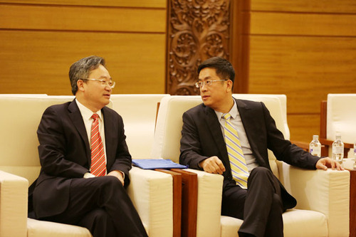 张汉平总经理和中保协秘书长刘琦亲切交谈 张汉平总经理和中保协秘书长刘琦亲切交谈